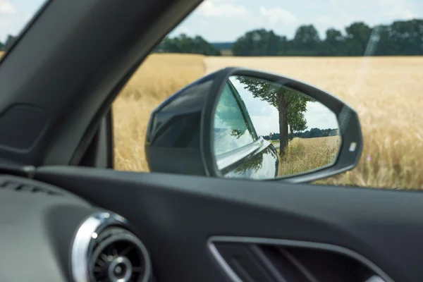 Specchietto retrovisore laterale su un'auto — Foto Stock