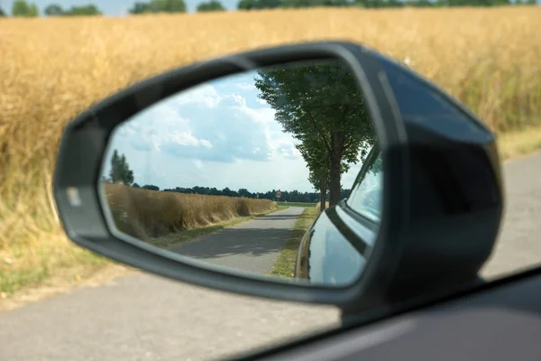 Боковое зеркало заднего вида на машине — стоковое фото