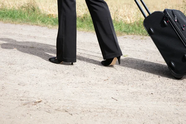 Γυναίκα που περπατά με χειραποσκευές βαλίτσα — Φωτογραφία Αρχείου