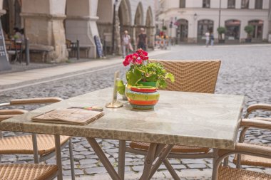 Boş masa üzerinde bira Bahçe Restoran