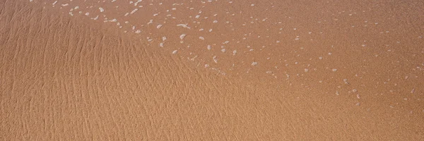Areia marrom perfeita e praia de água de cristal — Fotografia de Stock