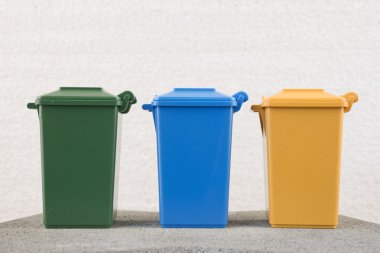 Geri dönüşüm çöp kutularını kümesi