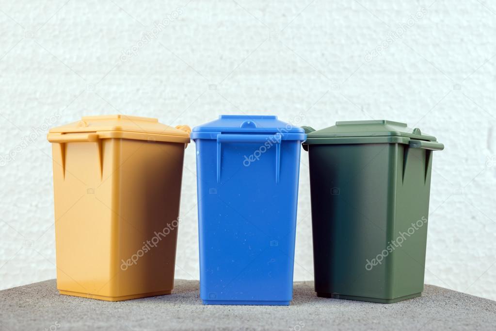 Set di cestini della spazzatura - Foto Stock: Foto, Immagini © kelifamily  117878112