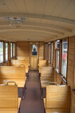 Eski tren boş ahşap sandalye