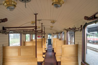 Eski tren boş ahşap sandalye