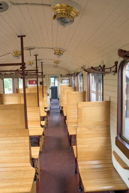 Eski tren boş ahşap sandalye