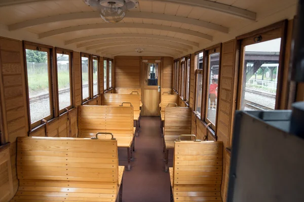 Puste drewniane miejsc w pociągu stare — Zdjęcie stockowe