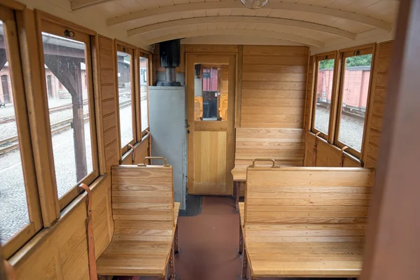 Asientos de madera vacíos en tren viejo — Foto de Stock