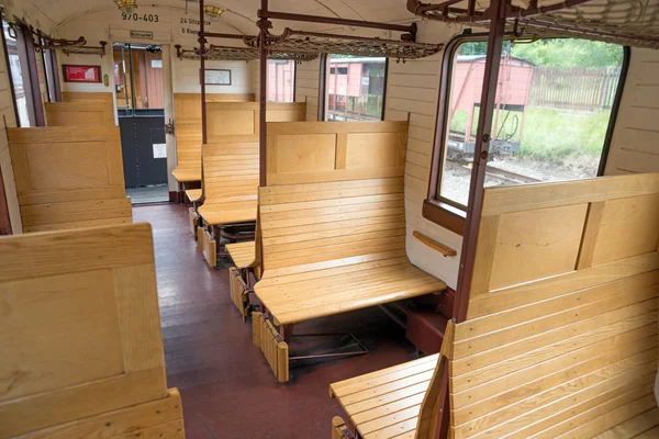 Lege houten stoelen in oude trein — Stockfoto