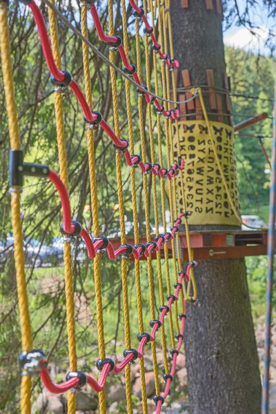 Park wspinaczkowy, plac zabaw — Zdjęcie stockowe