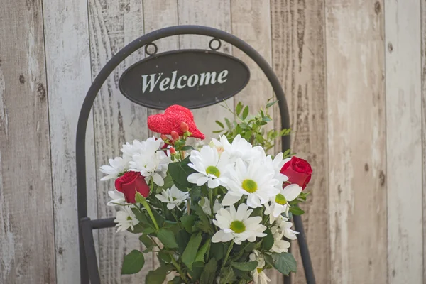 Sinal de boas-vindas com flores de primavera — Fotografia de Stock