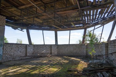 Terk edilmiş bir kompleksi içinde yuvarlak pencere eşiği
