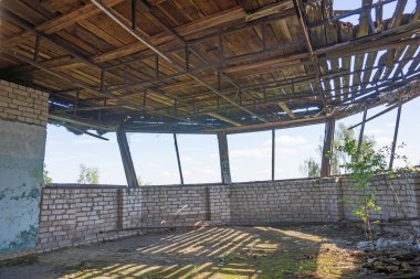 Terk edilmiş bir kompleksi içinde yuvarlak pencere eşiği