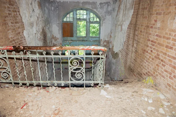Vieja escalera en una casa abandonada — Foto de Stock