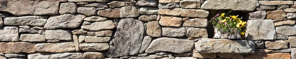 Parete in pietra con elementi decorativi — Foto Stock