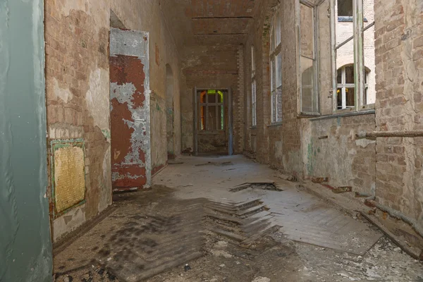 Long corridor in an old abandoned building — Stock Photo, Image