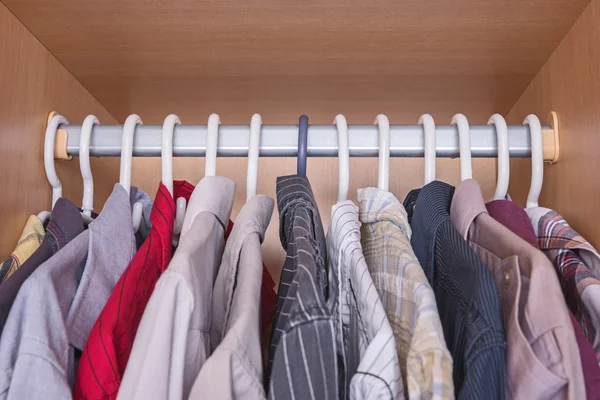 Camisas de hombre colgando dentro de un armario — Foto de Stock