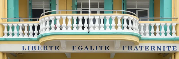 Liberte, Egalite, Fraternite under a balcony — Stockfoto