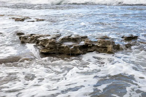 打破海浪与泡沫在海岸上 — 图库照片