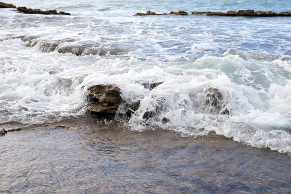 打破海浪与泡沫在海岸上 — 图库照片