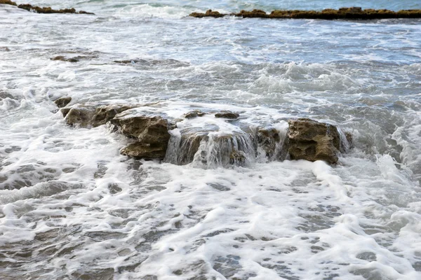 Prolomit vlny s pěnou na pobřeží — Stock fotografie