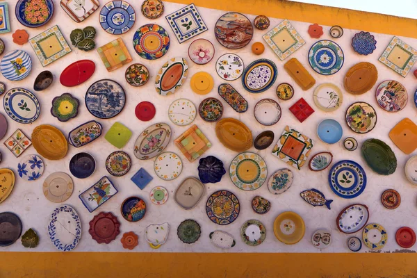 Plaques céramiques colorées sur le mur — Photo