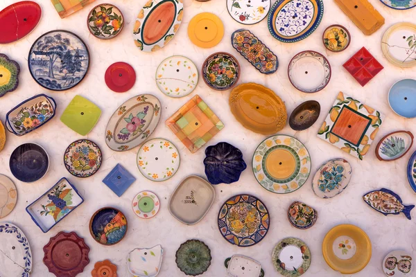 Plaques céramiques colorées sur le mur — Photo