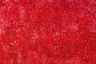 Kırmızı bir duvar üzerinde el parmak