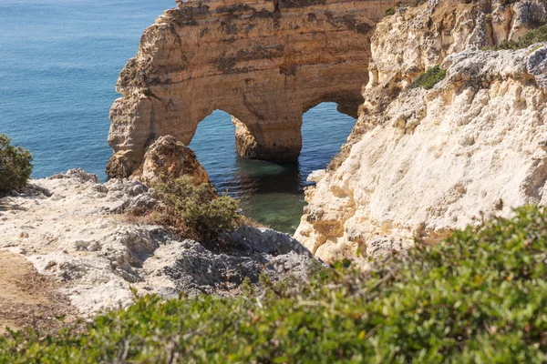 Acantilados en la playa praia da Marinha, Algarve — Foto de Stock