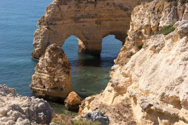 Kayalıklarla plaj praia da Marinha, Algarve
