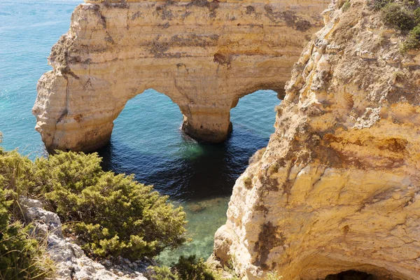 Kayalıklarla plaj praia da Marinha, Algarve