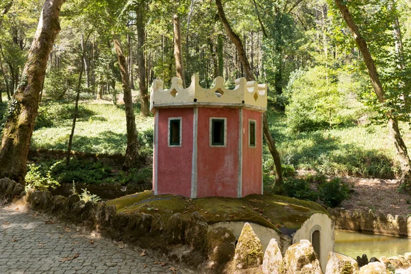 Forntida änder hus i park av Pena Palace — Stockfoto