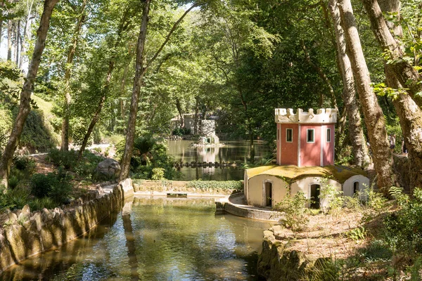 Forntida änder hus i park av Pena Palace — Stockfoto