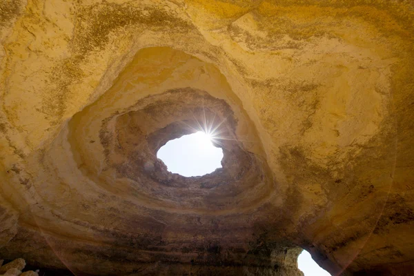 Famosa cueva en la playa de Benagil en Algarve —  Fotos de Stock