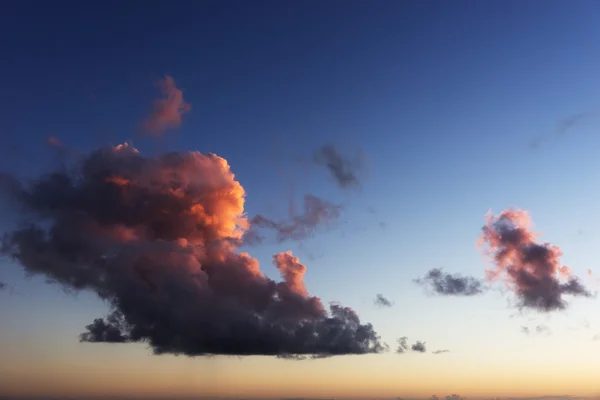 Όμορφα σύννεφα στο ηλιοβασίλεμα — Φωτογραφία Αρχείου