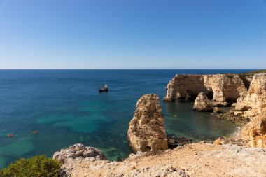 Kayalıklarla plaj praia da Marinha, Algarve