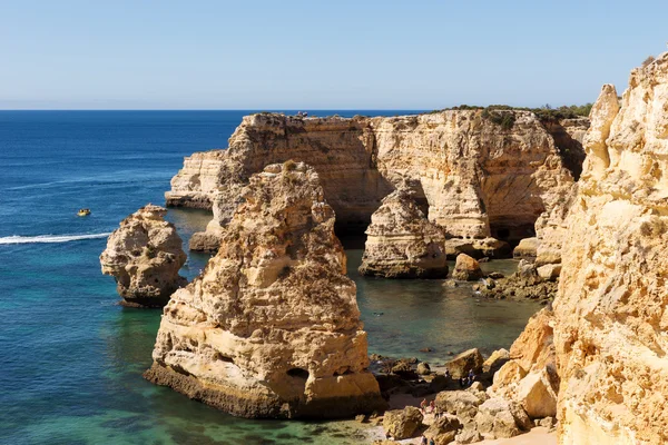 Acantilados en la playa praia da Marinha, Algarve —  Fotos de Stock