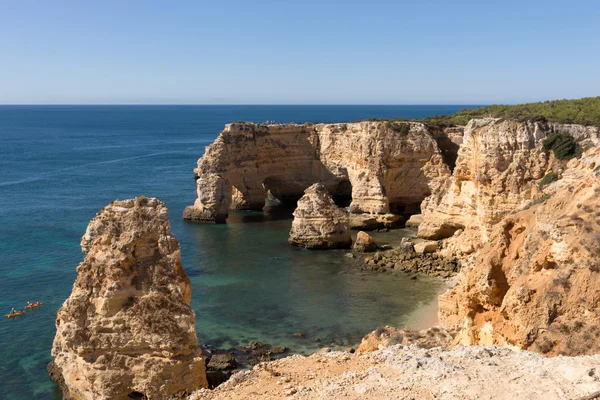 Acantilados en la playa praia da Marinha, Algarve —  Fotos de Stock