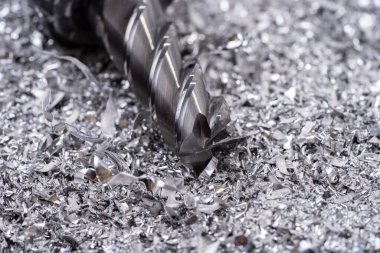 Metal talaşlı gümüş uçlu değirmen makası. Bir fabrikada demir metallerin işlenmesi.