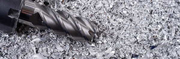 Panoramisch Beeld Zilverkleurige Freesfrees Met Metalen Krullen Verwerking Van Ferrometalen — Stockfoto
