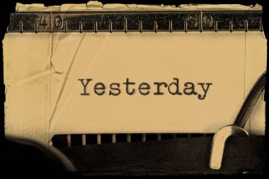 Dün - kelime eski bir daktiloda retro kağıdıyla yazılmış.