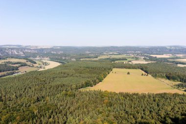 Sakson İsviçre 'nin tarlaları ve dağları görünüyor. Almanya