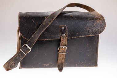 Koyu deriden yapılmış eski bir alet çantası.