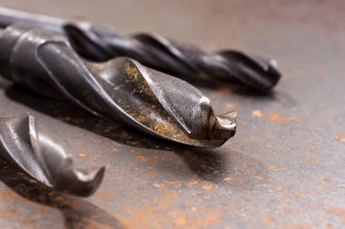 Paslı bir arkaplanda matkap seti