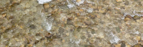 Природный Фон Большим Количеством Камней Дне Реки Чистой Водой Панорамное — стоковое фото