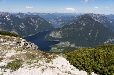 Hallstatt ve Hallstatter Gölü manzarası. Salzkammergut. Avusturya