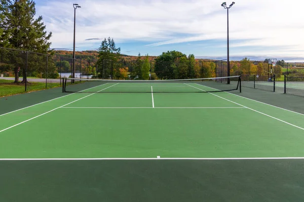 晴れた日に公園の空のテニスコート — ストック写真