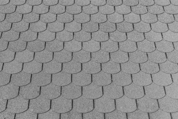 Siyah ziftlerin çatıdaki kiremitlerinin yakın çekim detayları