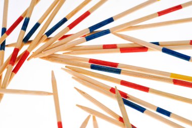 Mikado 'nun tahta çubuk toplama sopasından kazık. Beyazda izole edilmiş