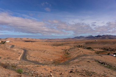 Fuerteventura 'da güzel bulutlu gökyüzü manzarası. Kanarya Adaları. İspanya